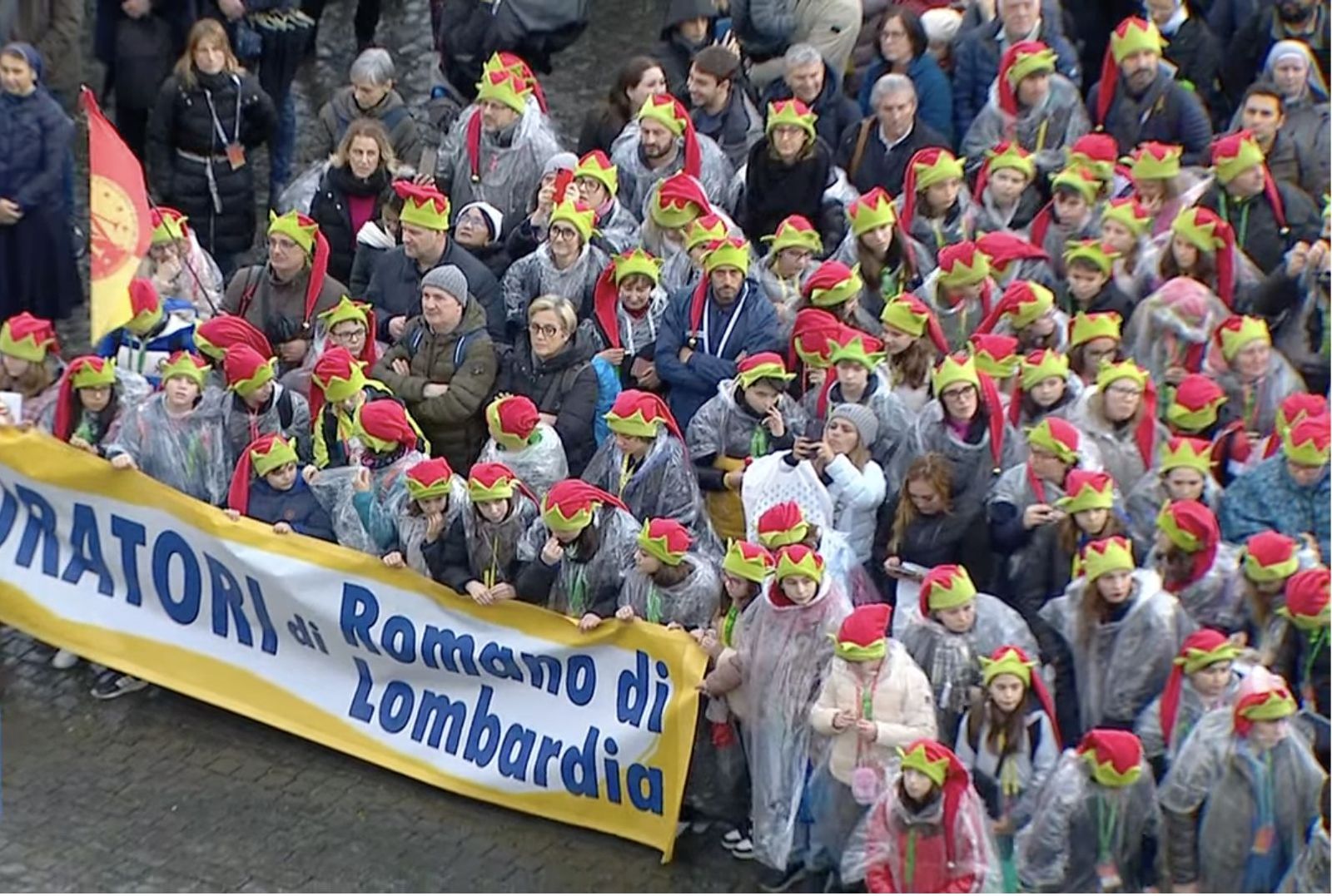 Asistentes al rezo del ángelus en la plaza de san Pedro