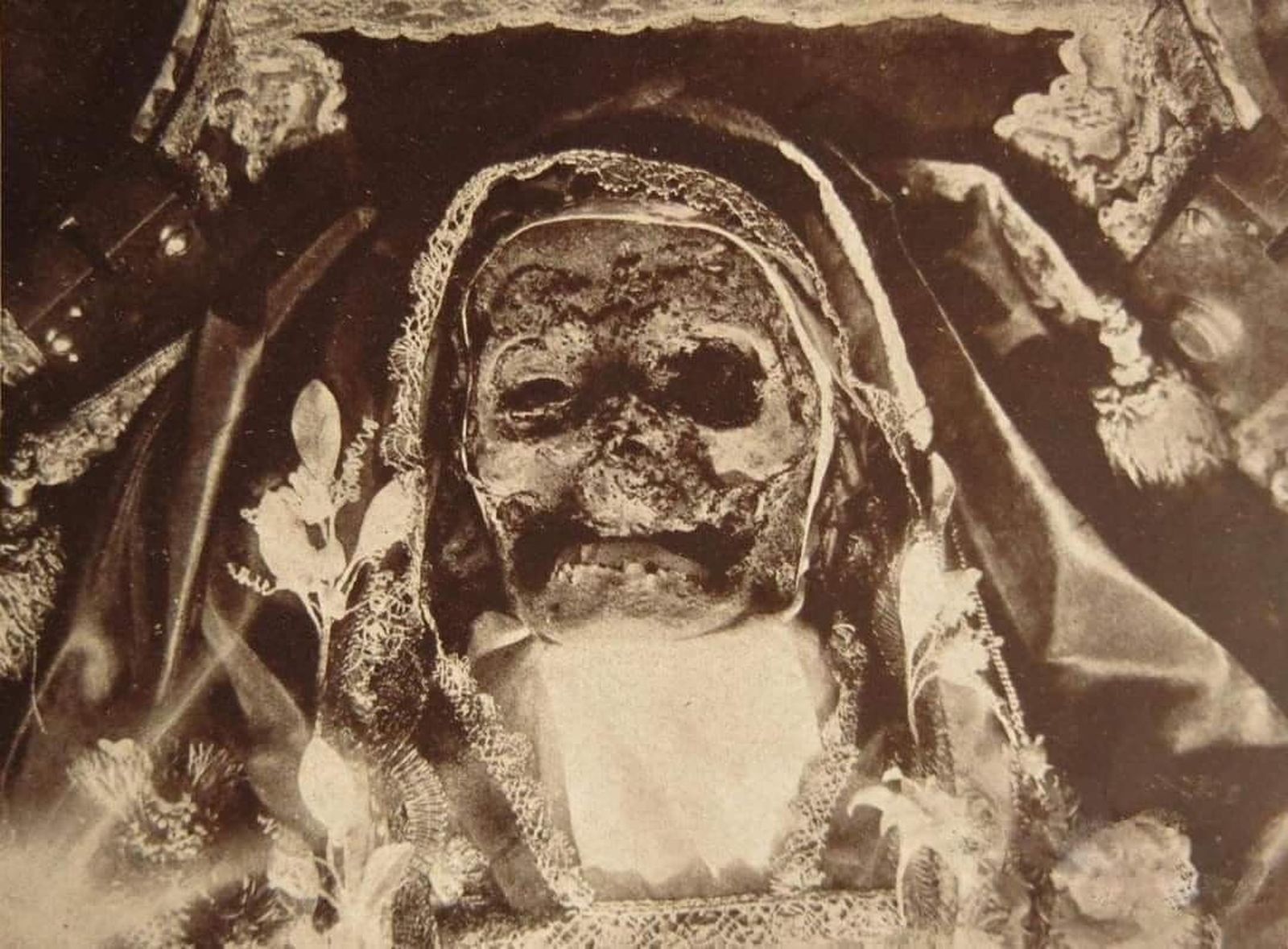 La última vez que se abrió el féretro de santa Teresa de Jesús fue en 1914