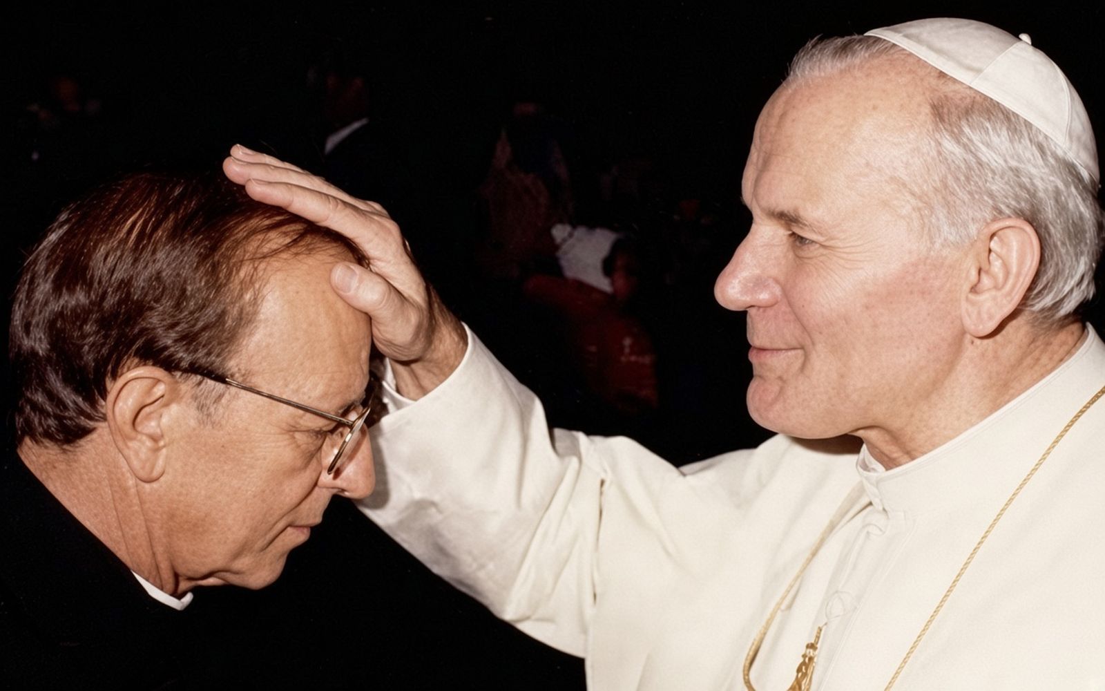 Juan Pablo II bendiciendo a Marcial Maciel, fundador de los Legionarios de Cristo
