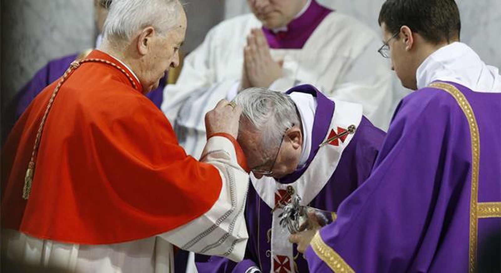 El Papa recibe la ceniza