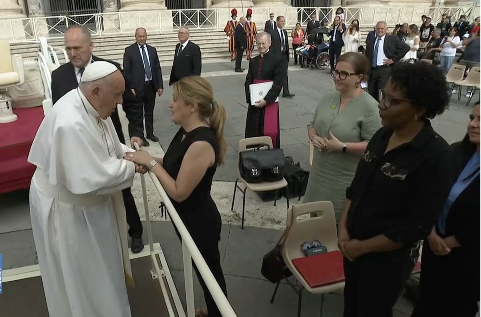 Francisco sauda a una de las lectoras de los textos bíblicos de la audiencia