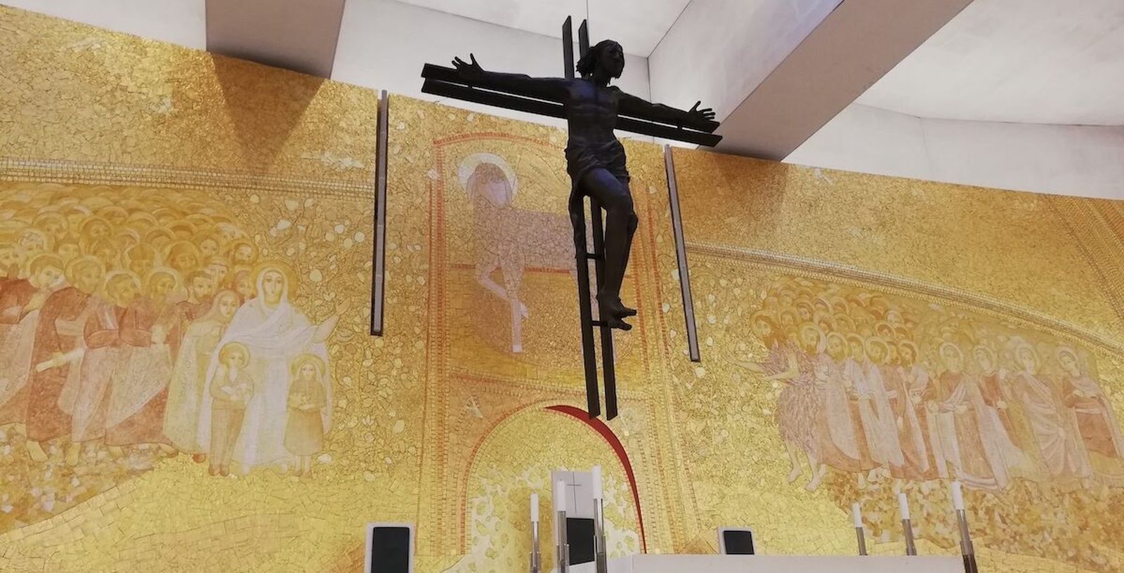 Panel del altar en Fátima realizado por Rupnik