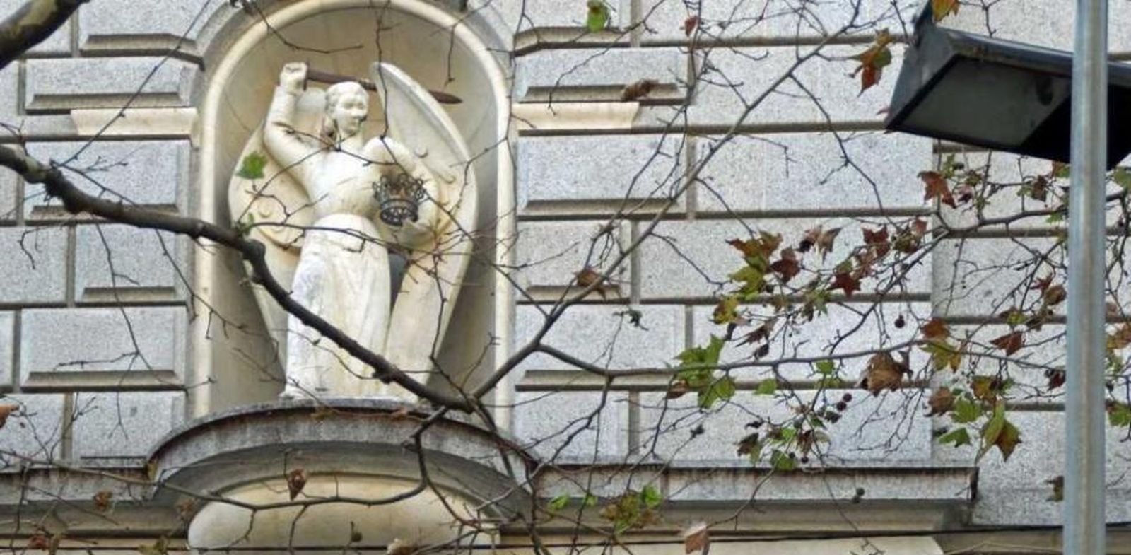 Barcelona tiene un ángel, buscadlo