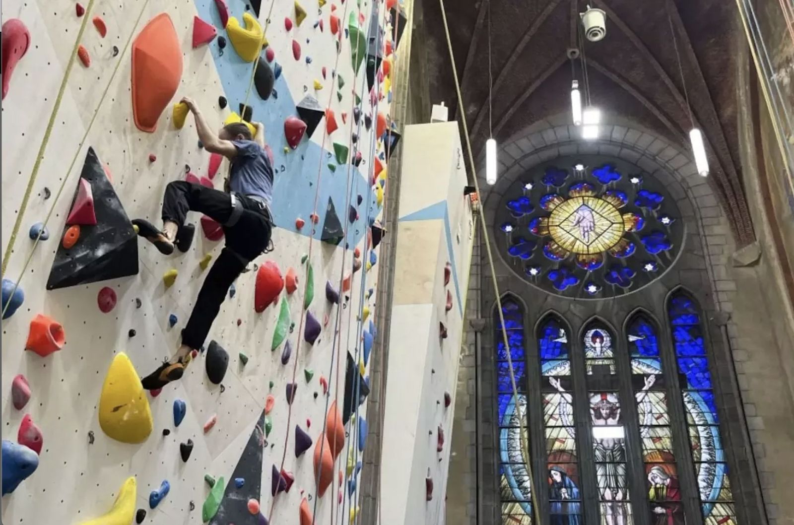 Escalada en la antigua iglesia de San Antonio de Padua, en Bruselas