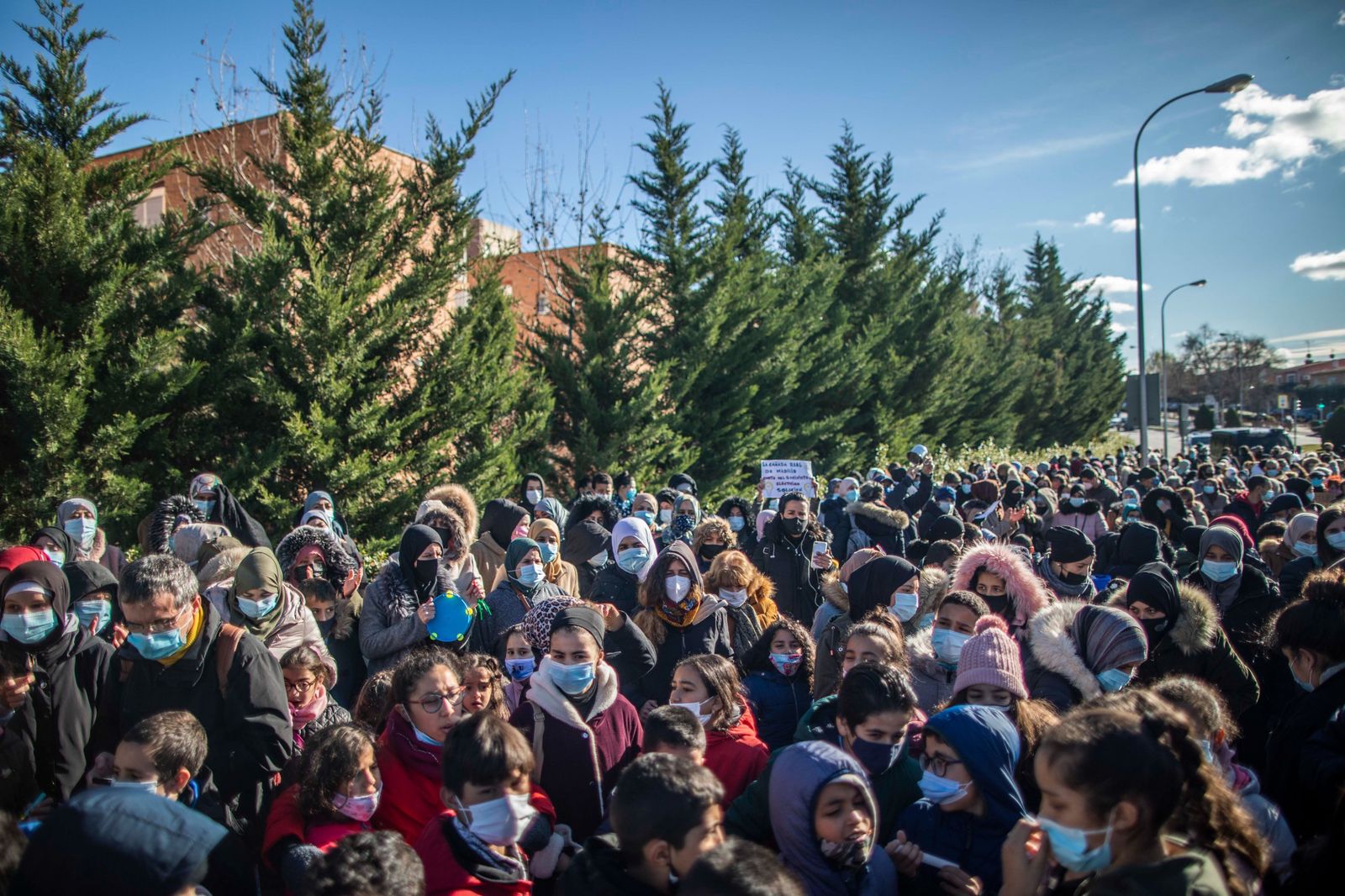 Los niños de la Cañada Real exigen luz y electricidad