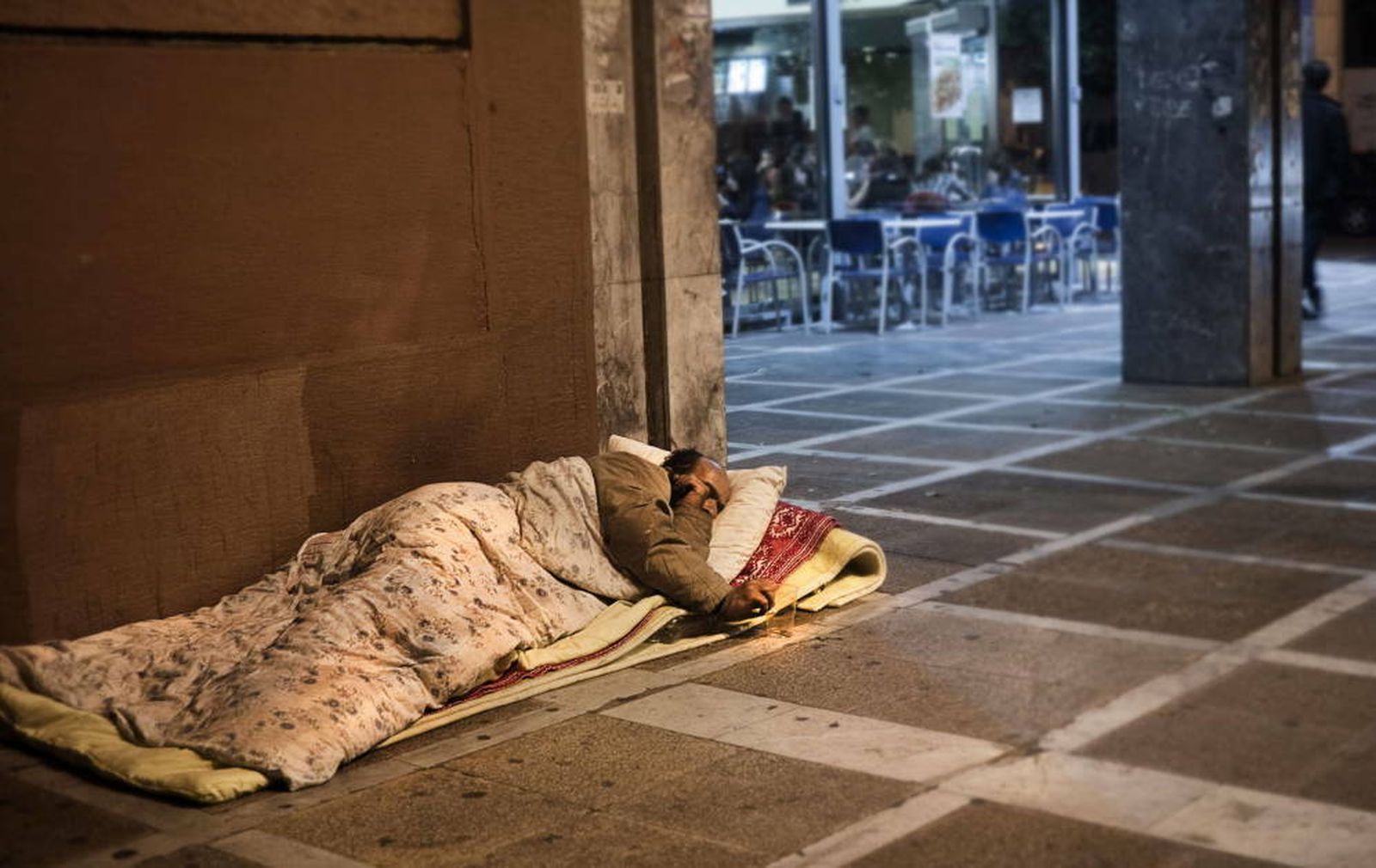 Una persona sin techo duerme en la calle