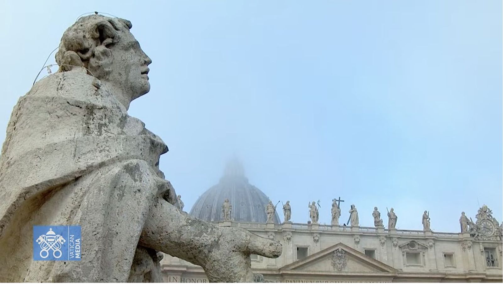 Detalle de las esculturas que rodean la Plaza de San Pedro