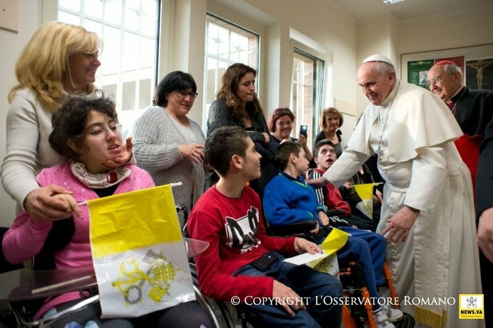 Francisco, en una parroquia con enfermos