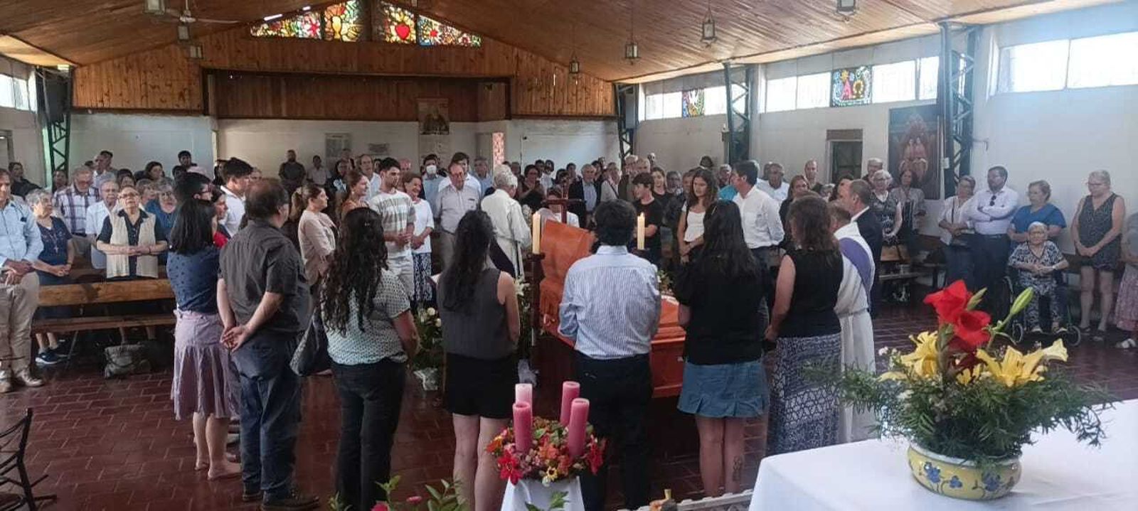 El féretro de Javier Cerda es rodeado por los más jóvenes su familia en la despedida