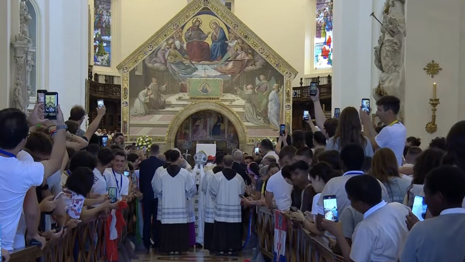 Entrada del Papa a la basílica de Asís