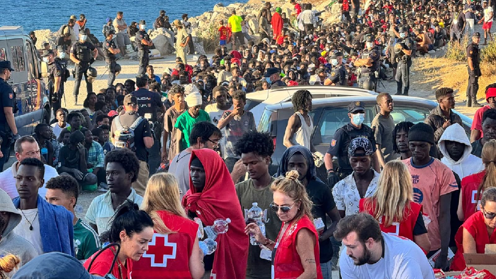 Cruz Roja y la ONG Sur Sur repartiendo alimentos básicos el pasado lunes en Ceuta.