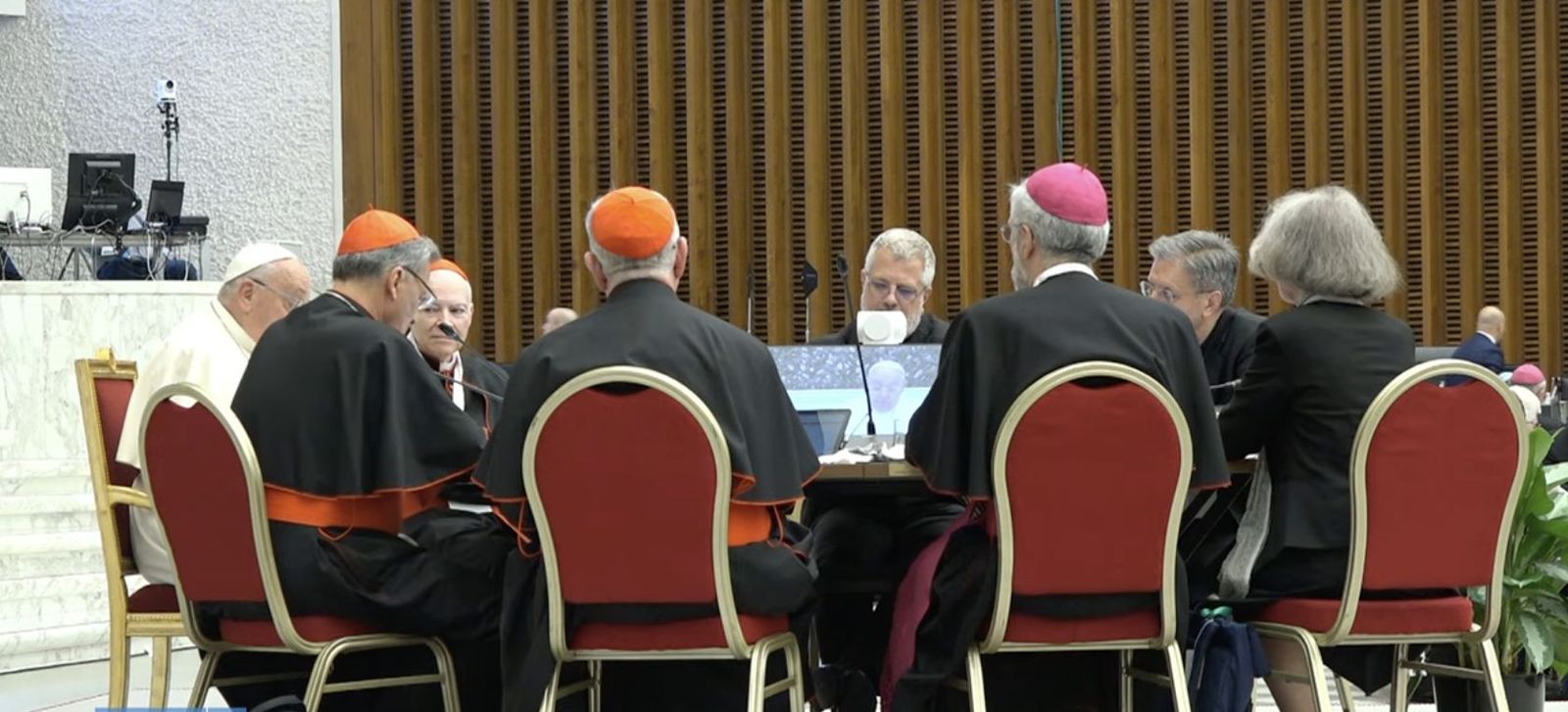 El Papa, en su mesa del Sínodo