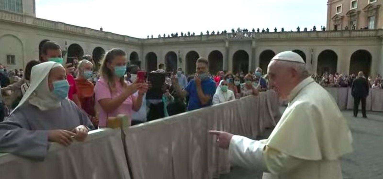 Francisco conversa con unas religiosas
