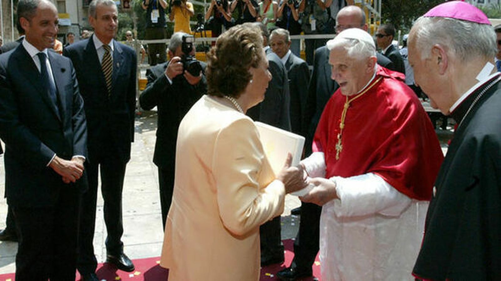 Benedicto XVI recibido por  la alcaldesa Rita Barberá.