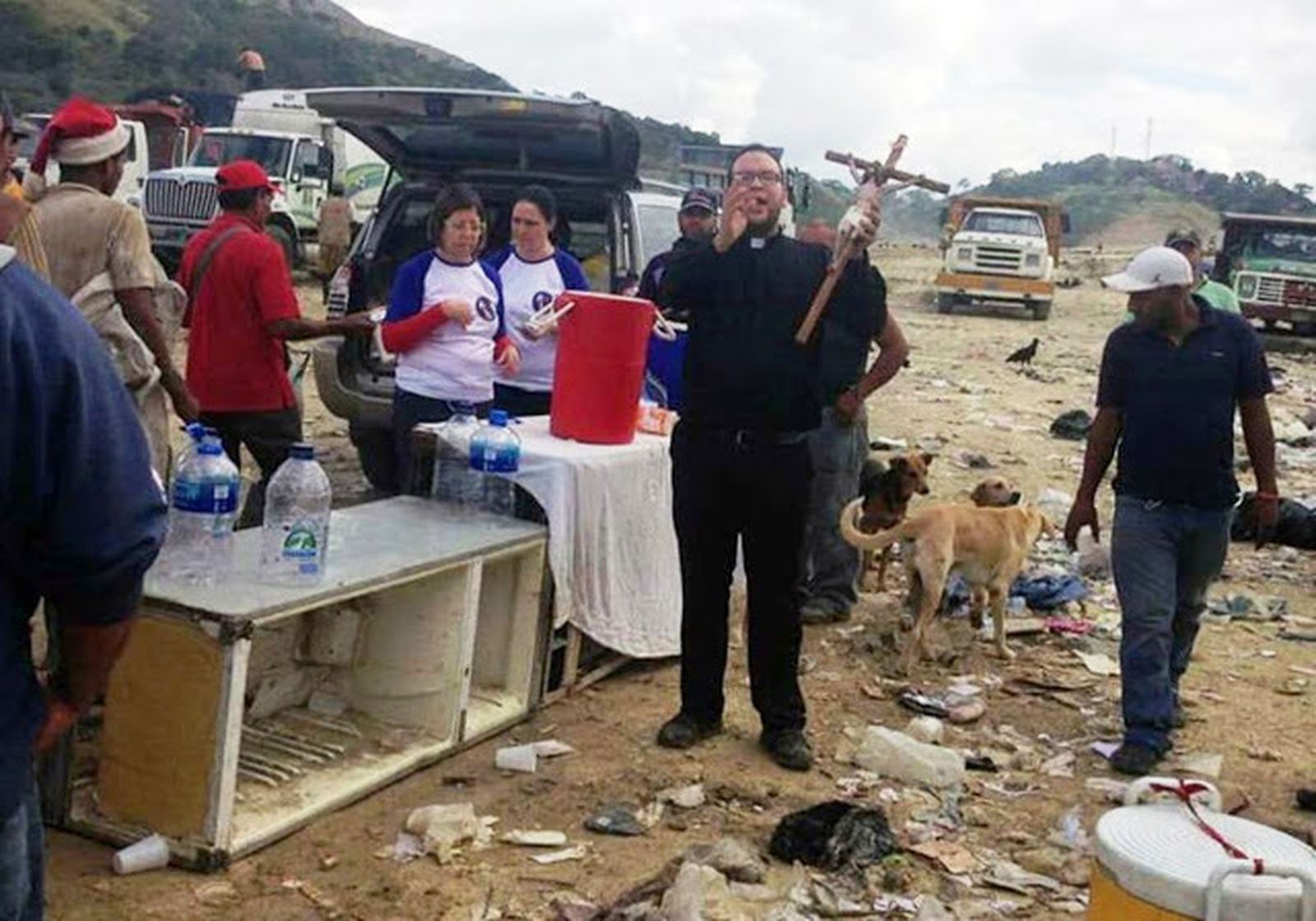P. Jesús Godoy durante una actividad de pastoral social en un vertedero de Caracas