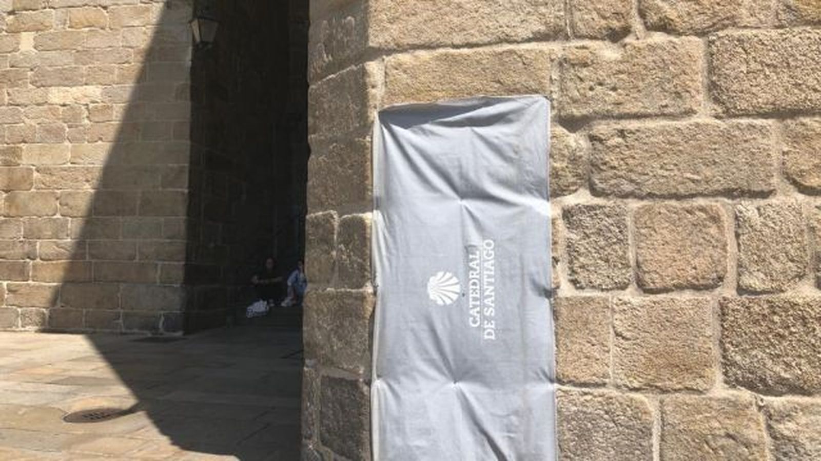 la lona que tapa la pintada en la fachada de la catedral de Compostela
