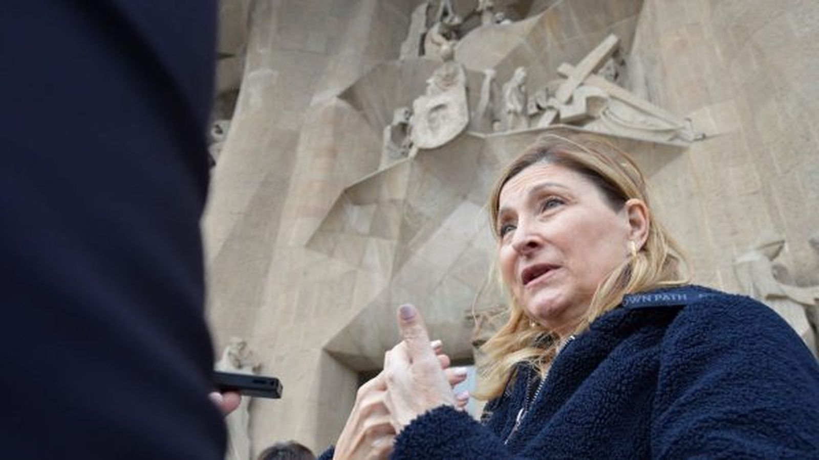 La guia acompaña a personas de todo el mundo por el templo.