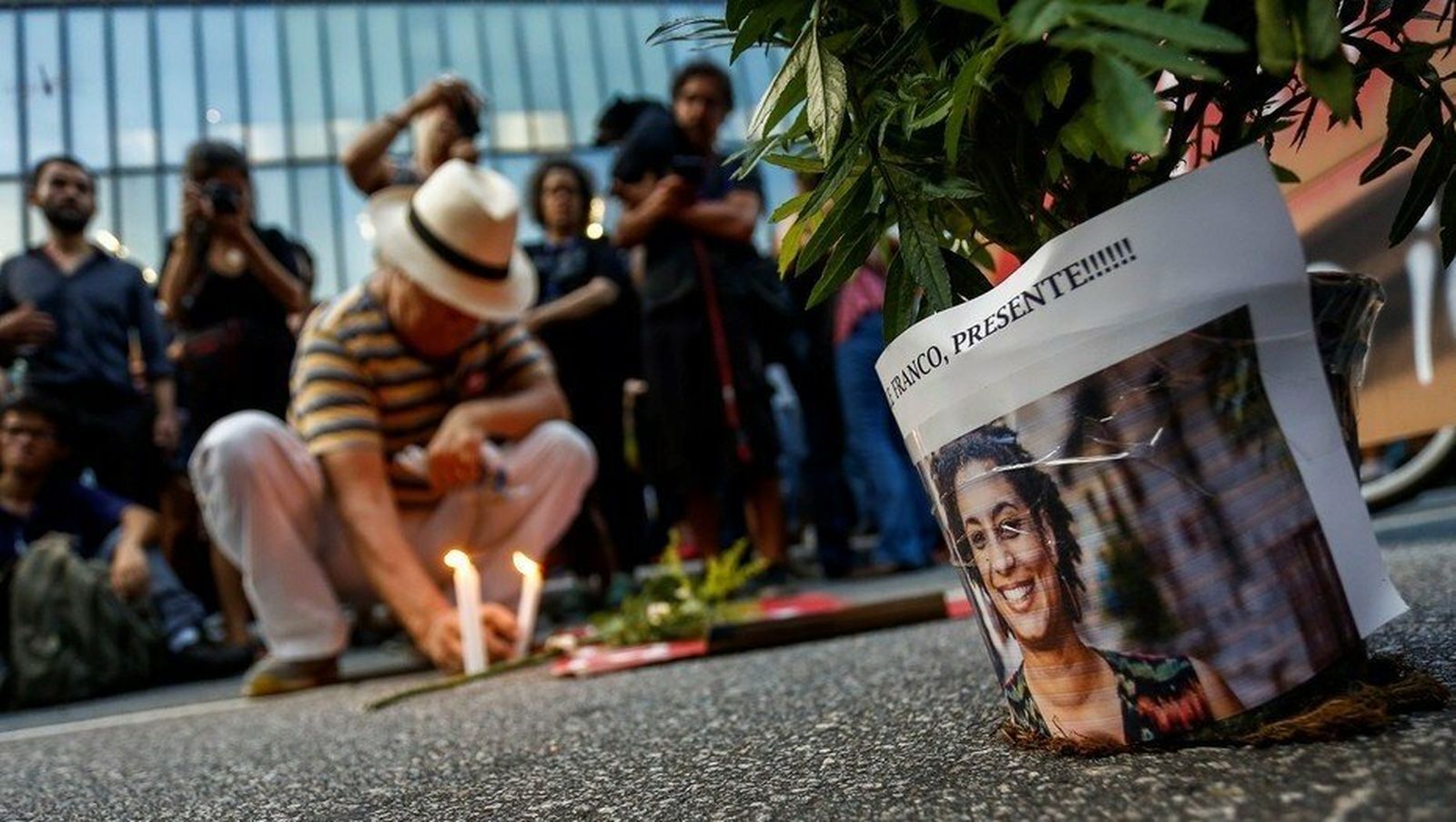 Flores y velas en memoria de Marielle Franco