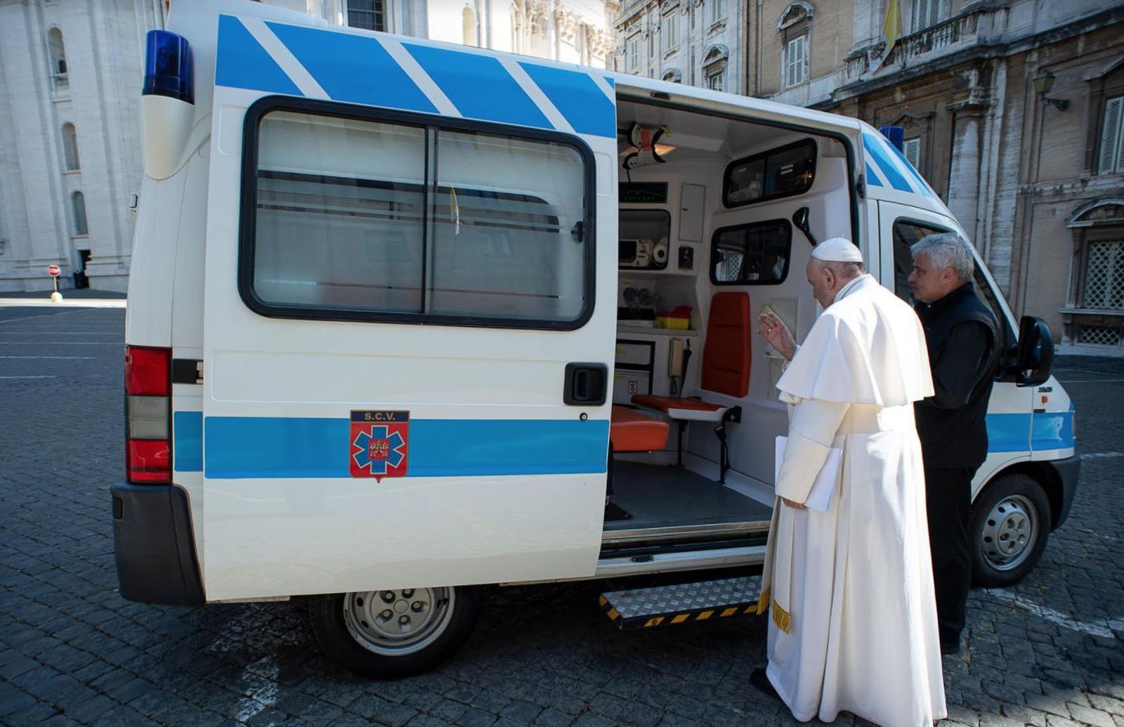 Francisco bendice la "Ambulancia para los pobres" de la Limosnería apostólica