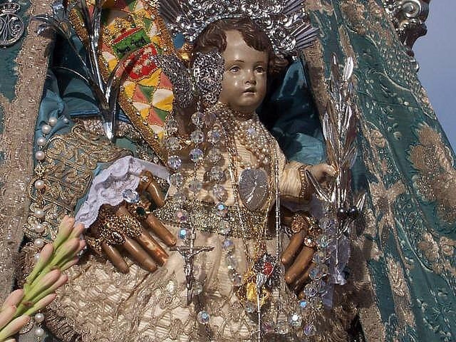 A la Virgen le sobra dinero