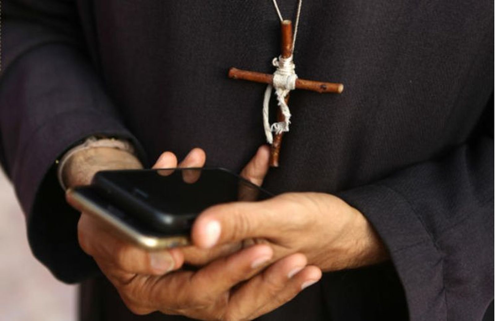 Sacerdote con teléfono móvil