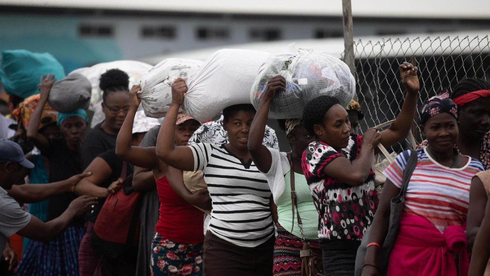 Mujeres haitianas reciben ayuda humanitaria