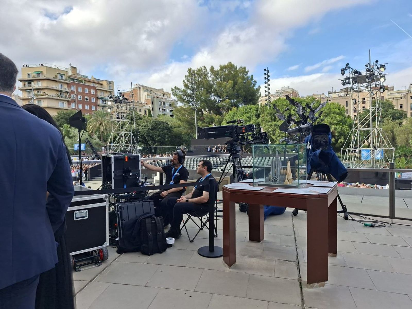 Técnicos ante la fachada del Nacimiento antes de la celebración.