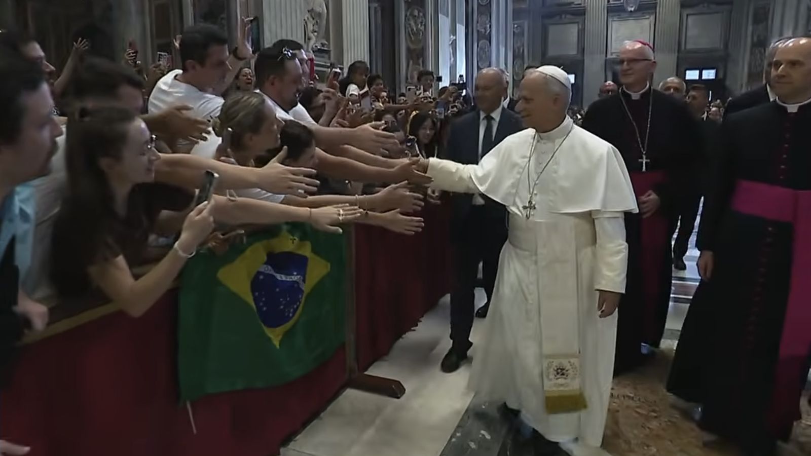 El Papa saluda a los fieles en la audiencia general celebrada en la basílica de San Pedro