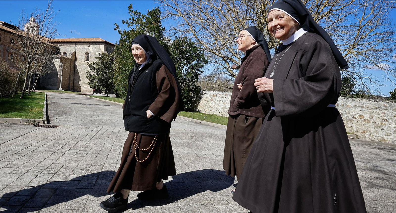 Tres clarisas (oficiales) entran, 22 meses después, en Belorado