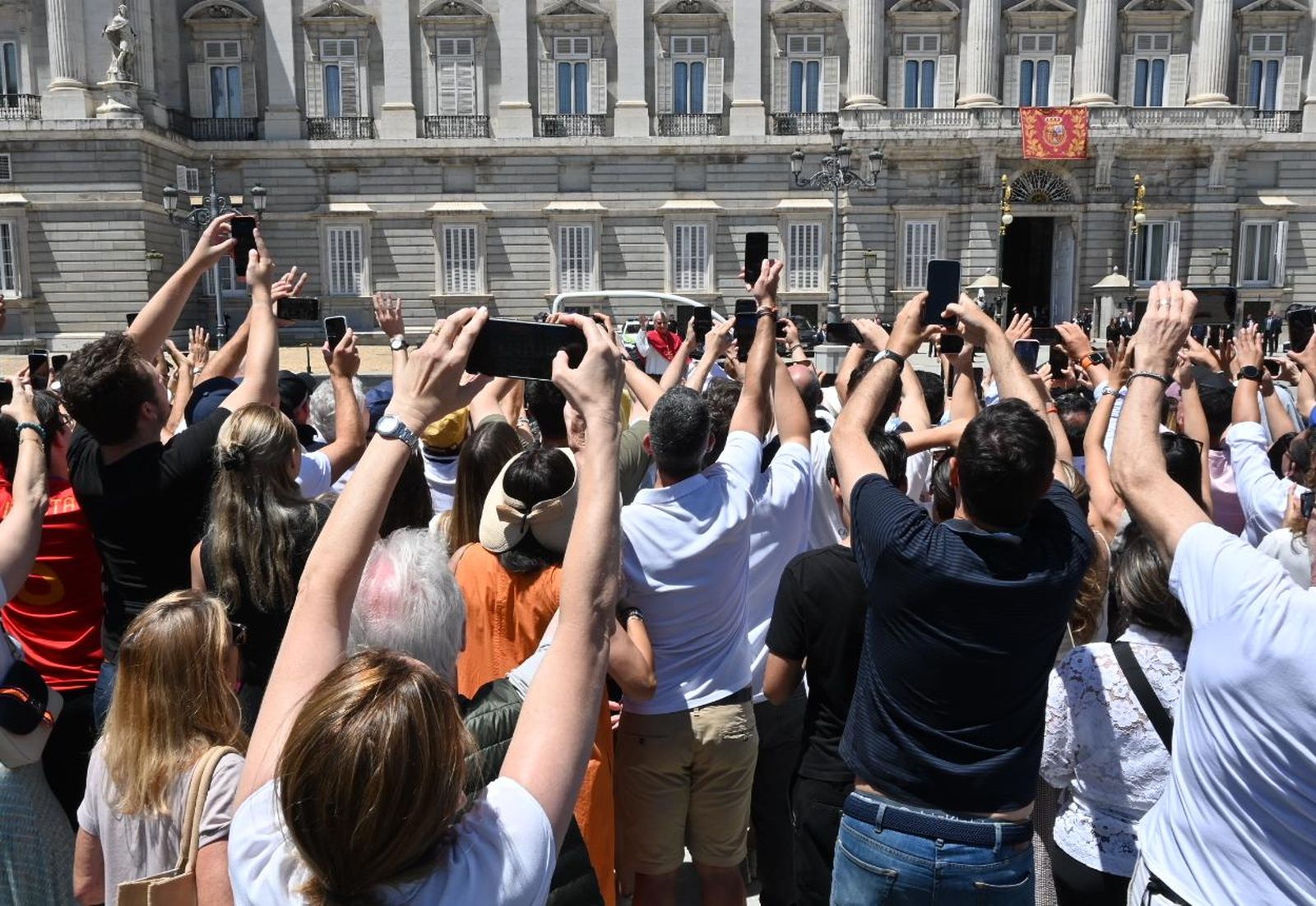 Fieles saludan al paso del papamóvil