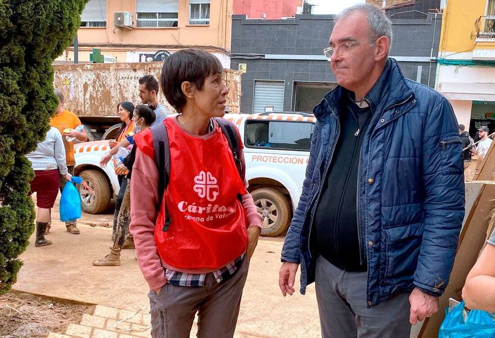 Aurora Aranda, directora de Cáritas Valencia, junto al párroco de la Torre