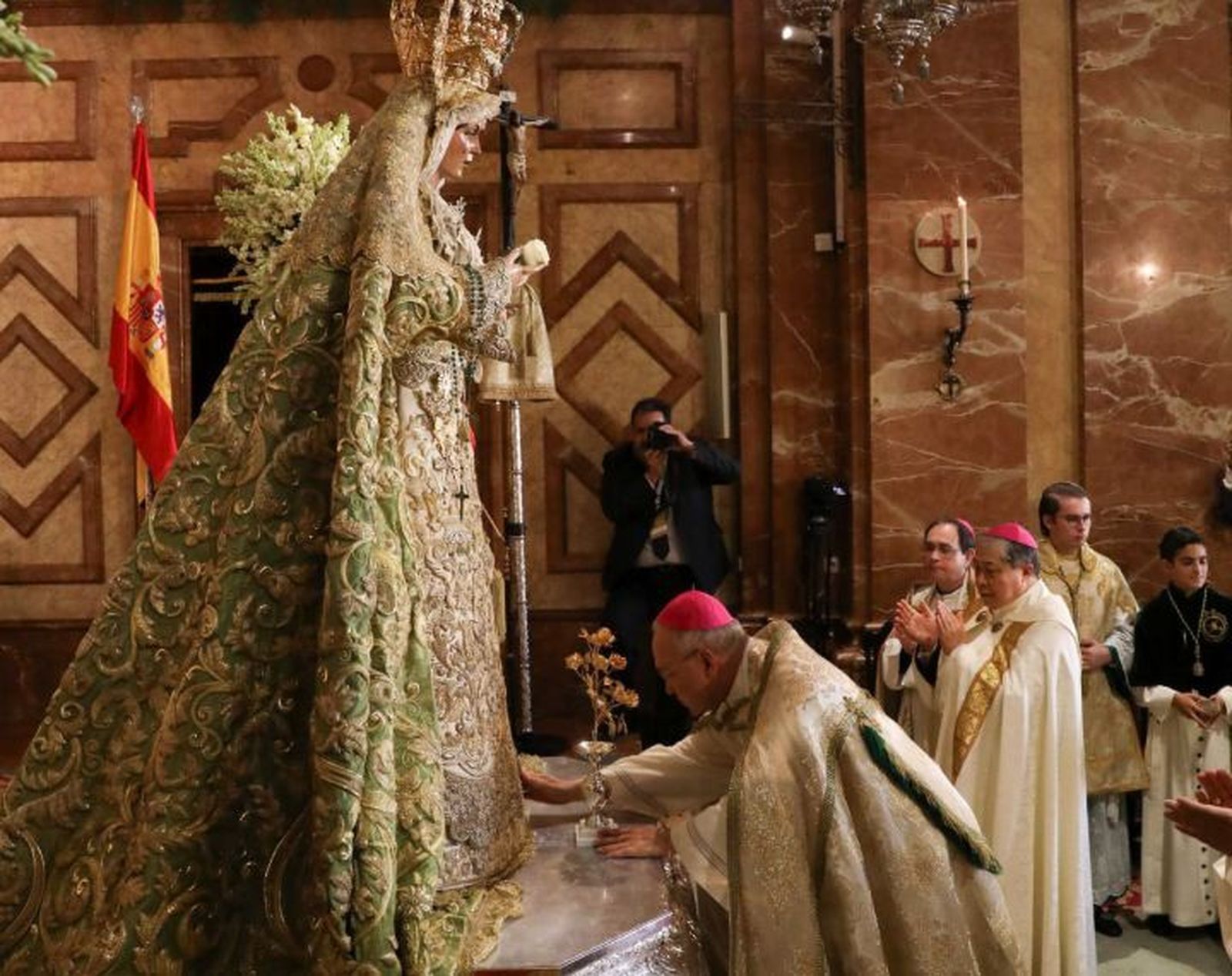 Peña Parra, entregando la Rosa de Oro
