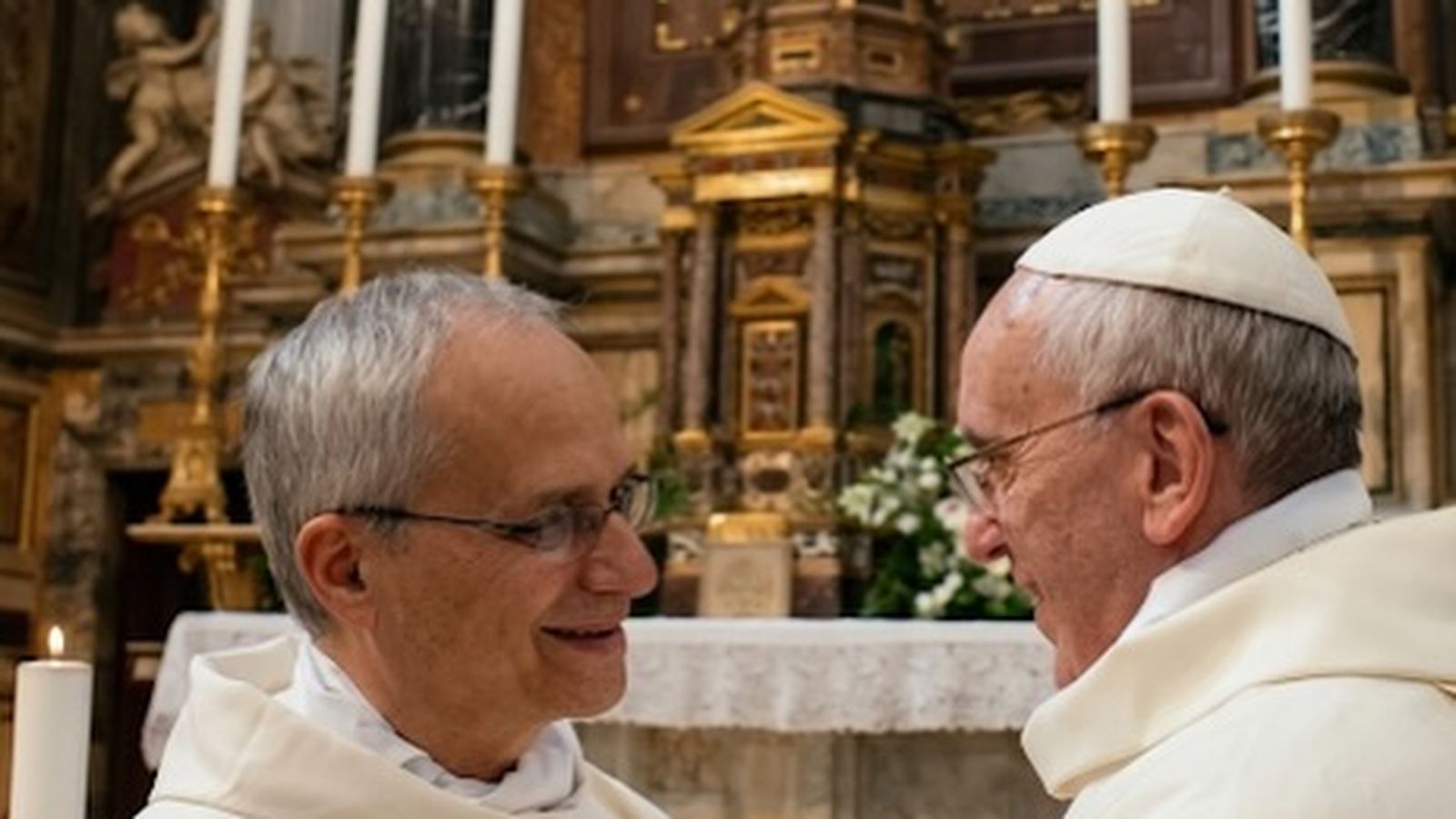 El predecesor concelebrando con su sucesor.  Francisco con el entonces padre Robert F. Prevost O.S.A.