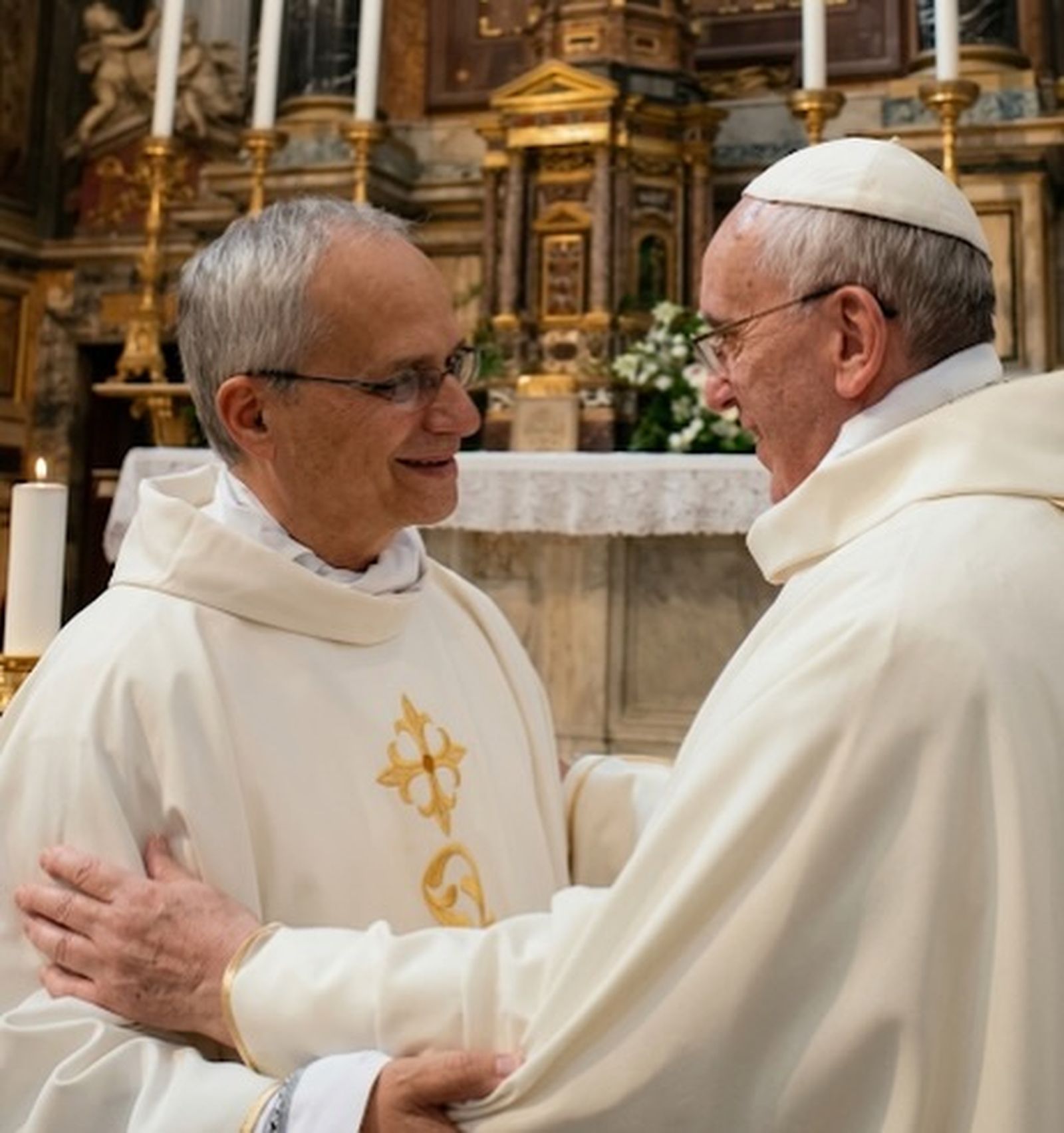 El predecesor concelebrando con su sucesor.  Francisco con el entonces padre Robert F. Prevost O.S.A.