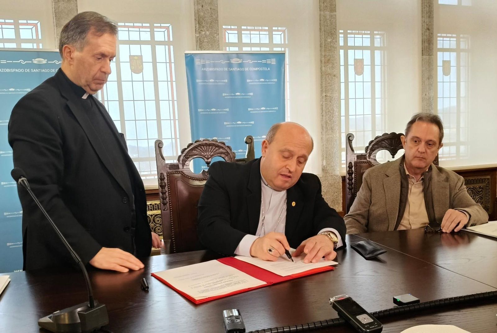 Francisco José Prieto firma el la creación de la Fundación Educativa Ultreia