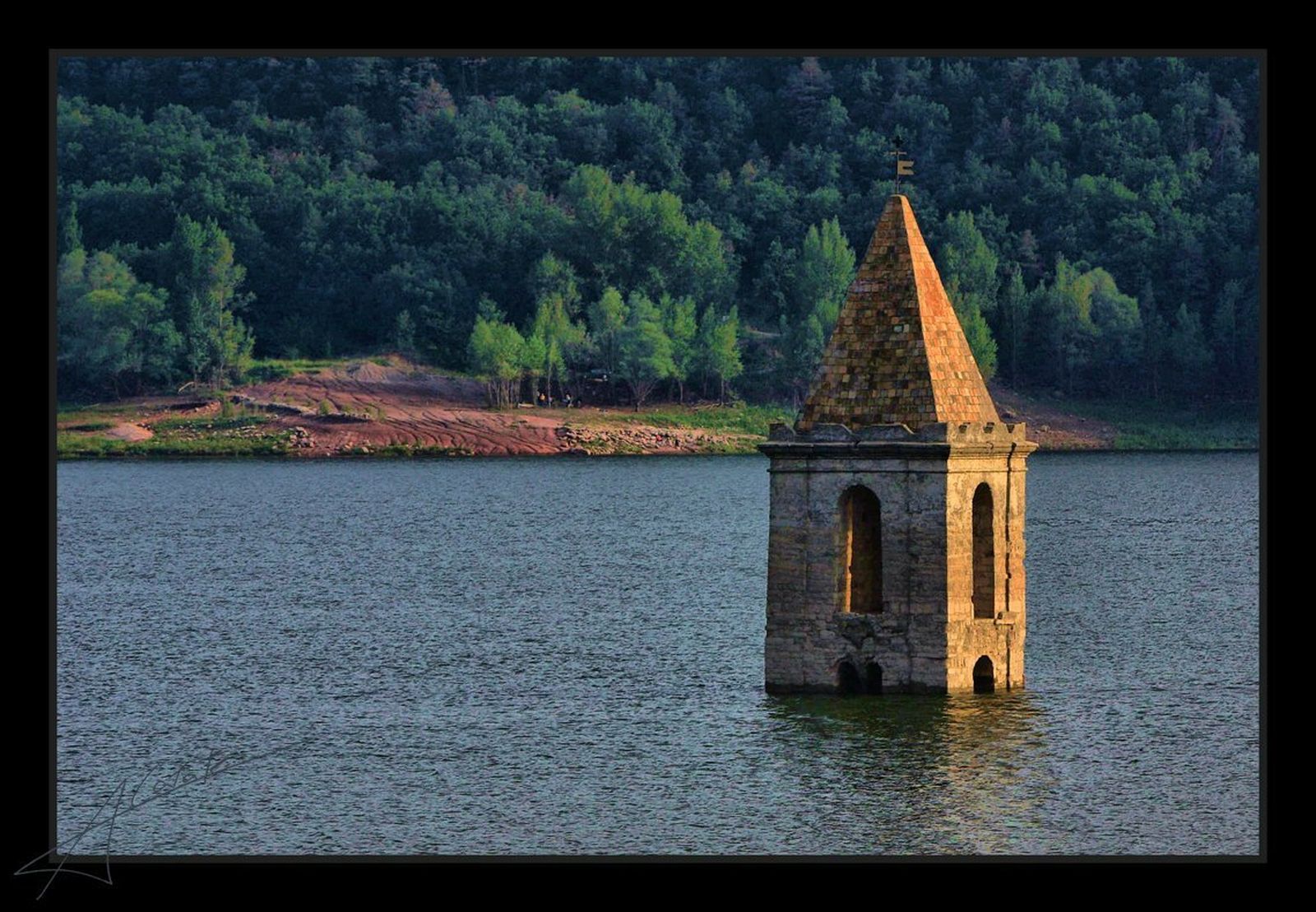 Campanario en medio del agua