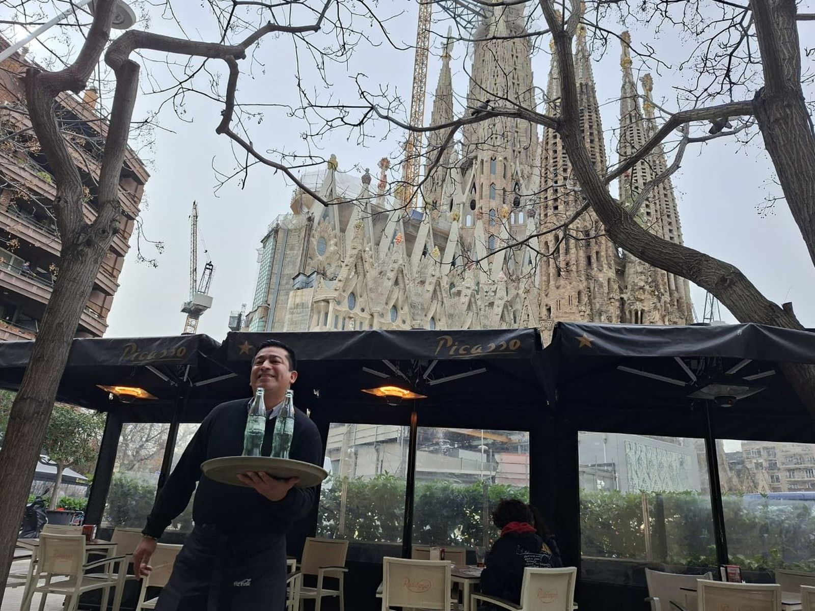 Un camarero trabaja a escasos metros del templo.