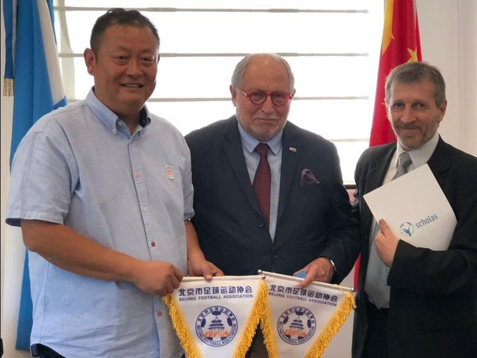Gao Jun, vicepresidente de la Asociación de Fútbol de Beijing; Diego R. Guelar, embajador de Argentina en China, y Enrique Palmeyro, director mundial de Scholas