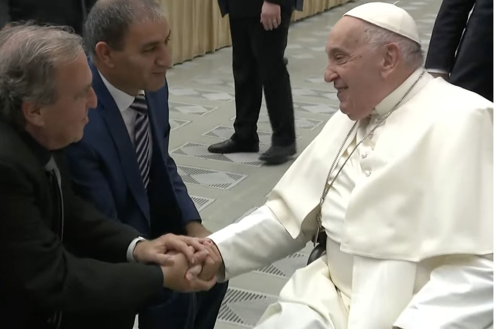 Francisco saluda a los padres árabe e israelí que han perdido a sus hijas en la guerra