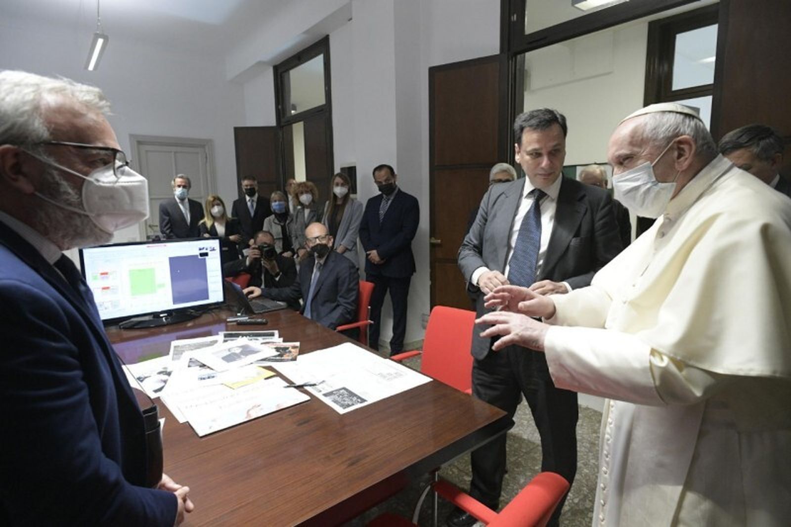 El papa Francisco durantes su visita al dicasterio de la Comunicación: "El funcionalismo es letal para las instituciones"