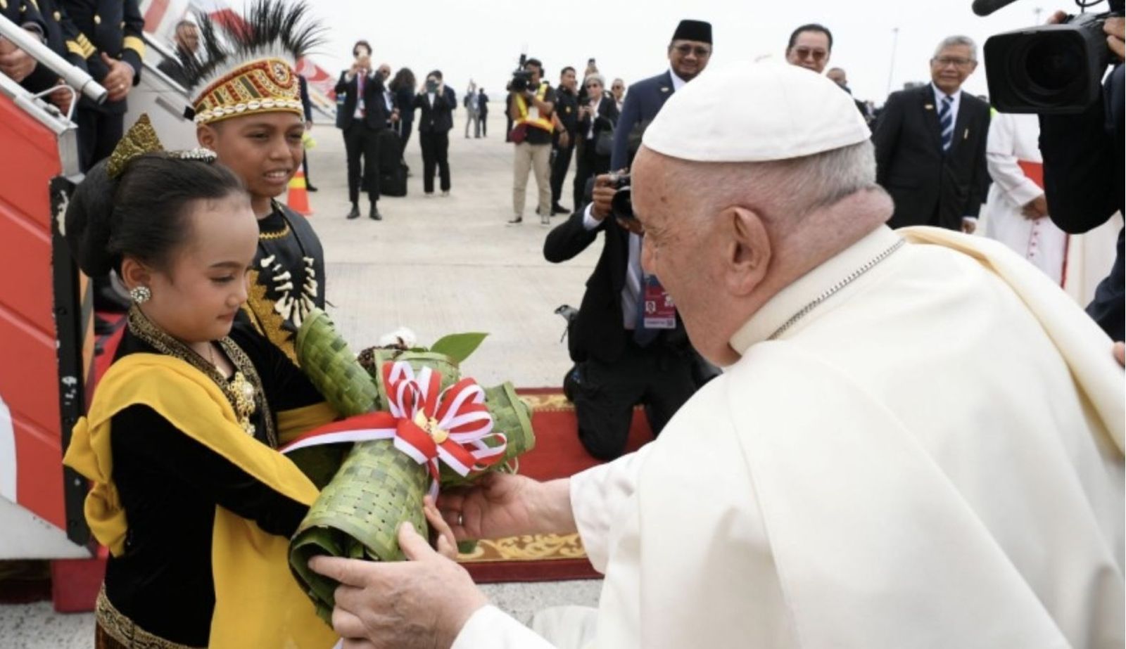 Francisco recibió los regalos de dos niños a su llegada a Yakarta