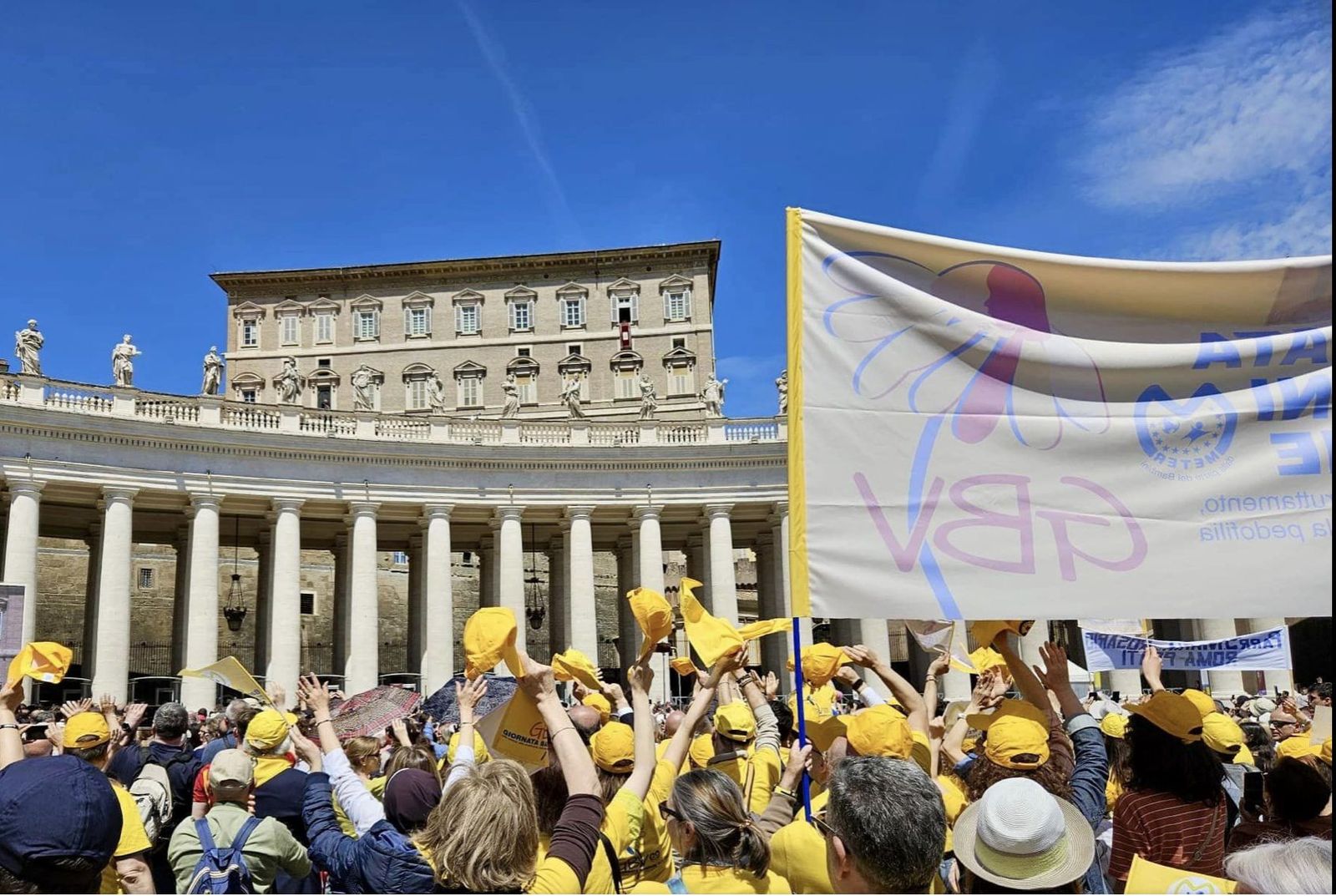 Los miembros de la Asociación Meter esperan la salida del Papa al balcón apostólico