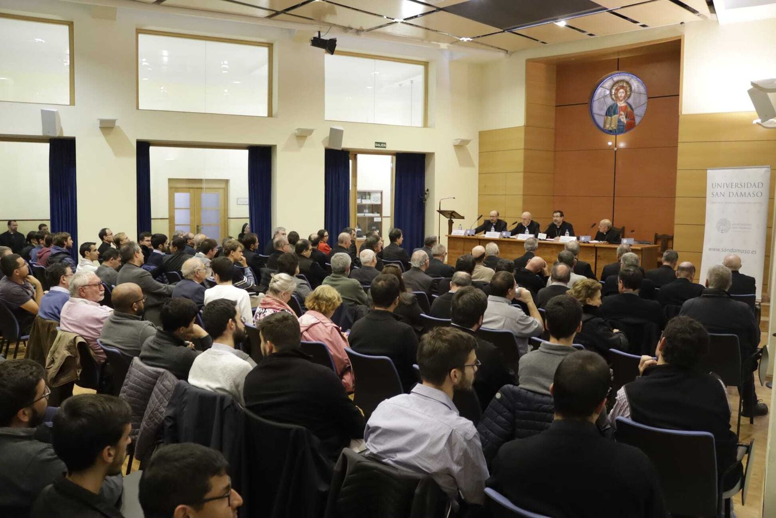 Un salón abarrotado homenajea a Osoro