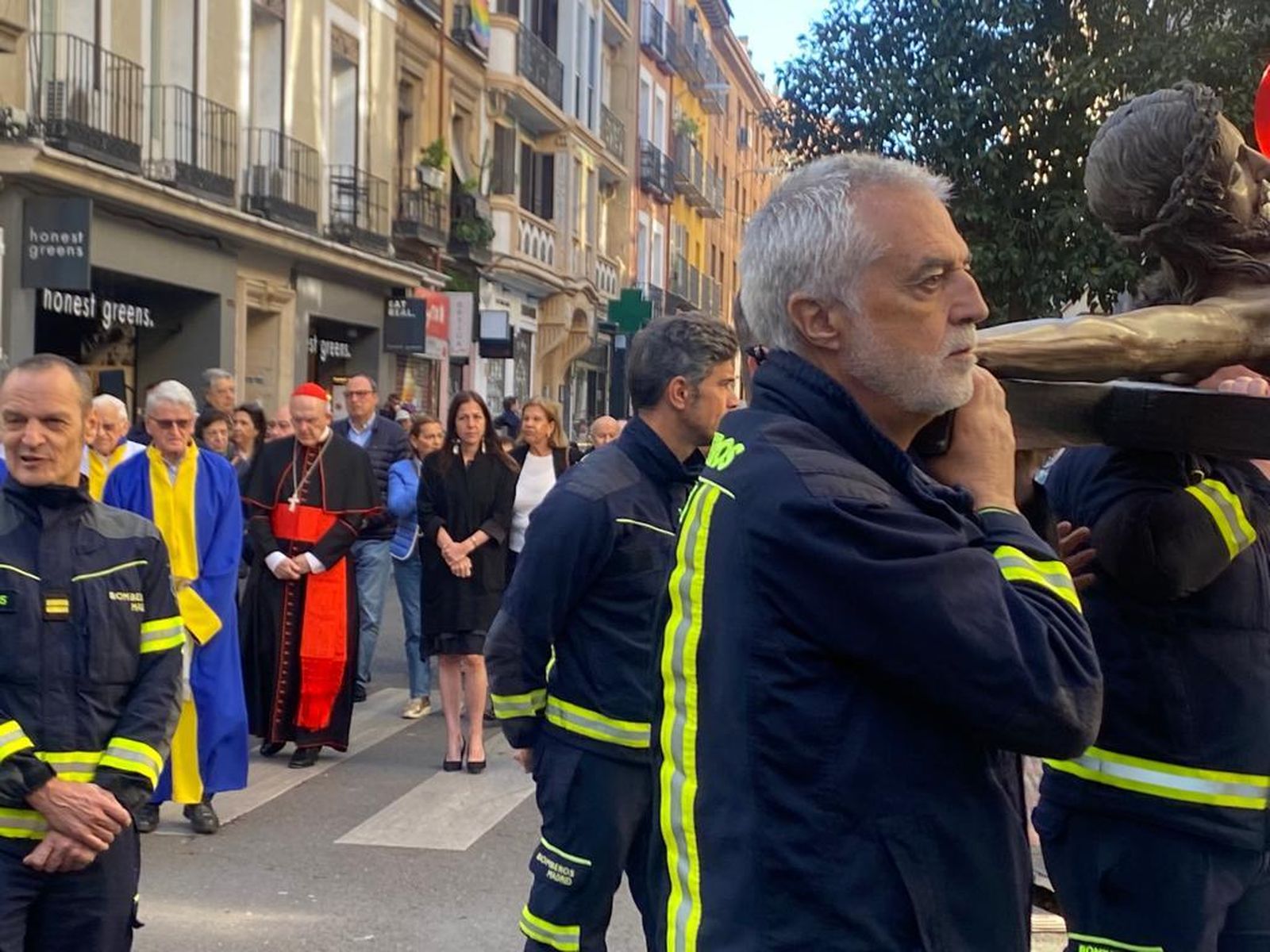 Osoro y el padre Ángel, con el Cristo de los Niños