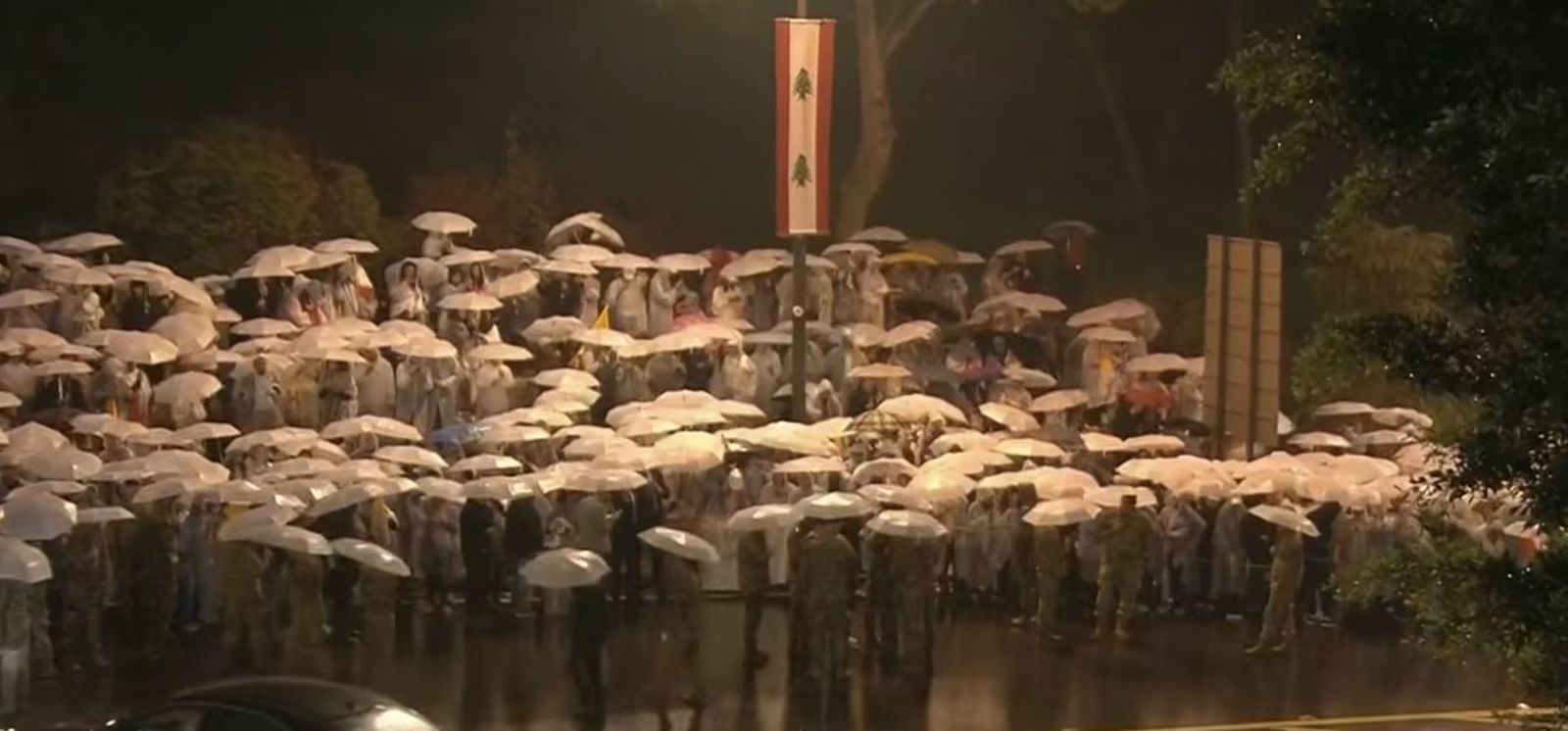 Fieles desafiando a la lluvia en Beirut