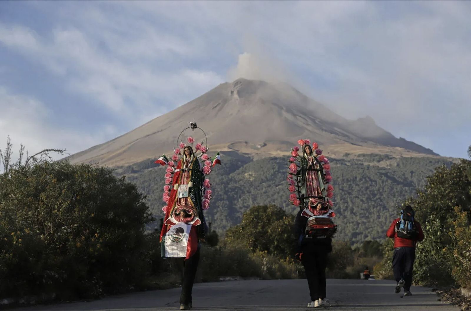 Peregrinos rumbo a la basílica de Guadalupe, a su paso por Puebla
