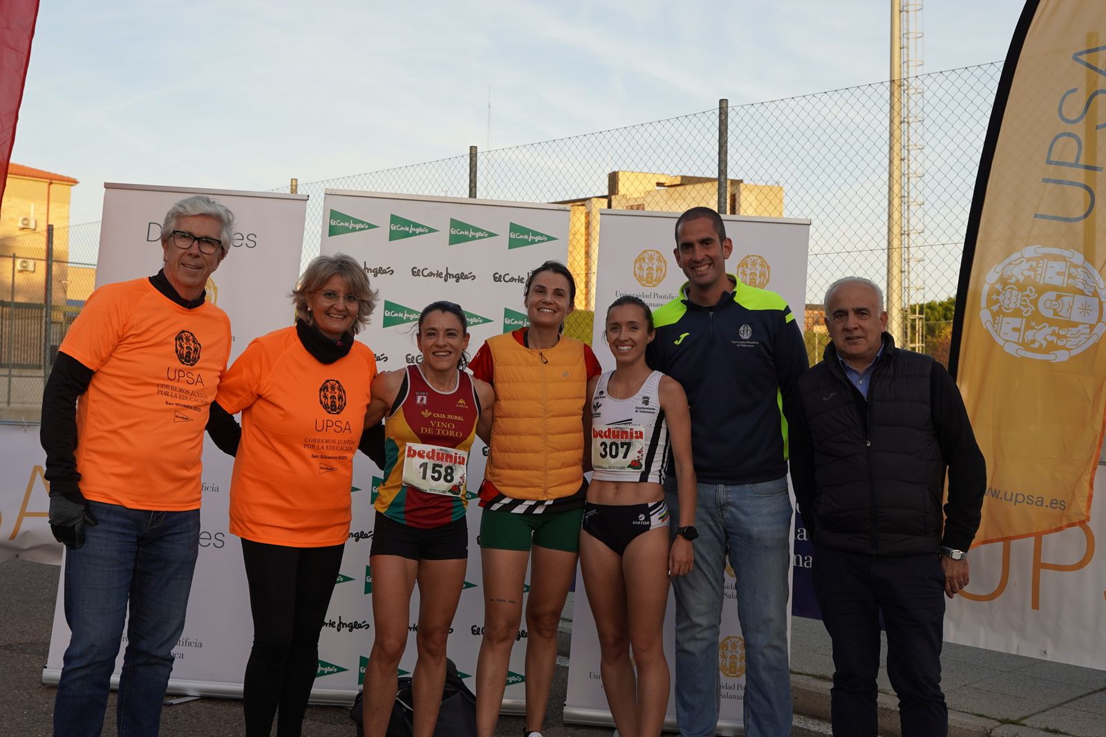 Ganadoras femeninas con autoridades