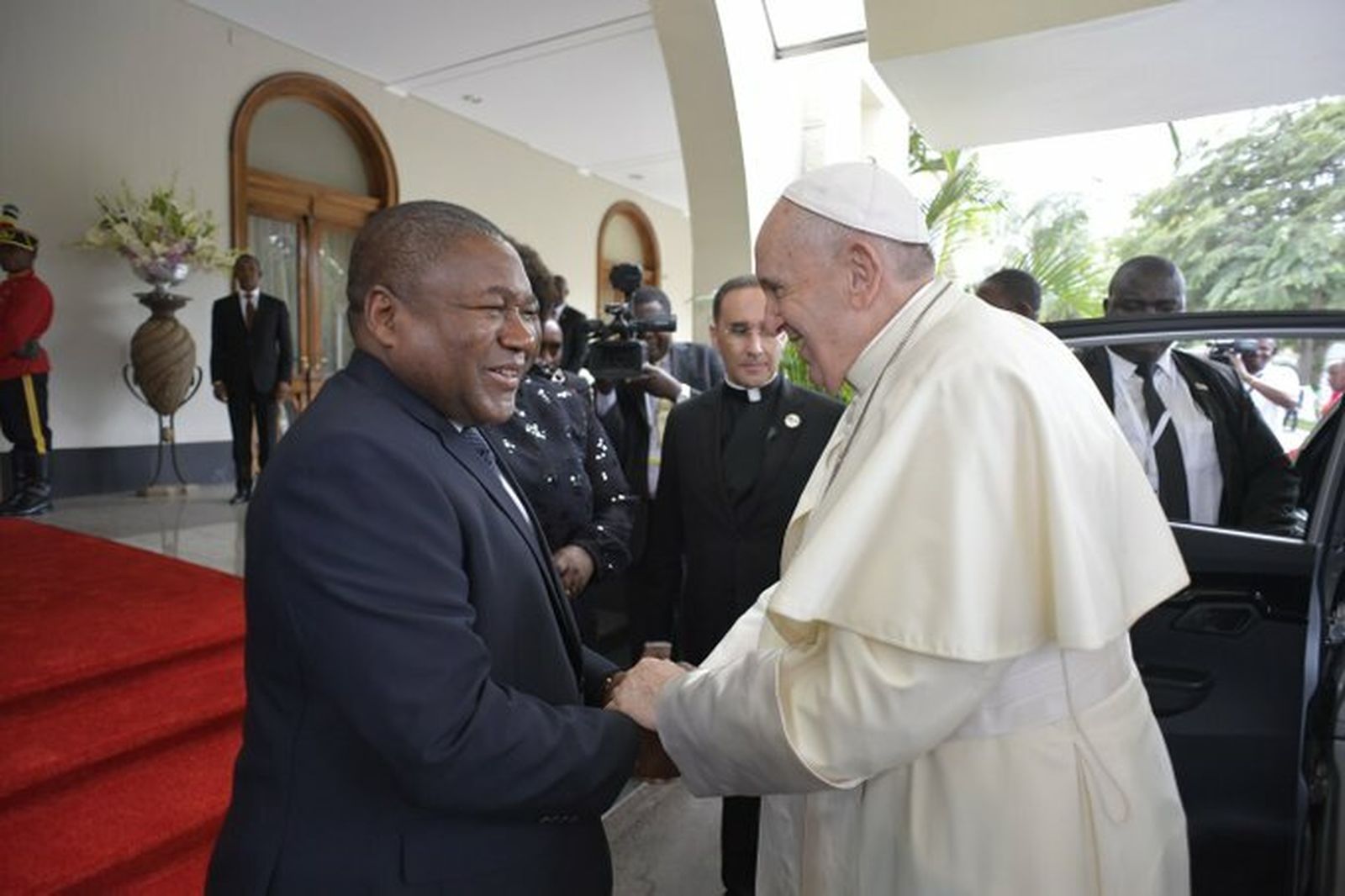 Francisco, con el presidente de Mozambique