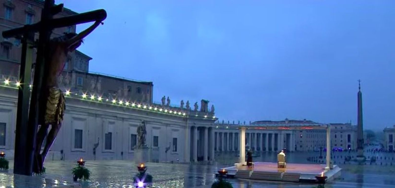 "Señor, no nos abandones a merced de la tormenta": la oración en solitario del Papa contra el coronavirus