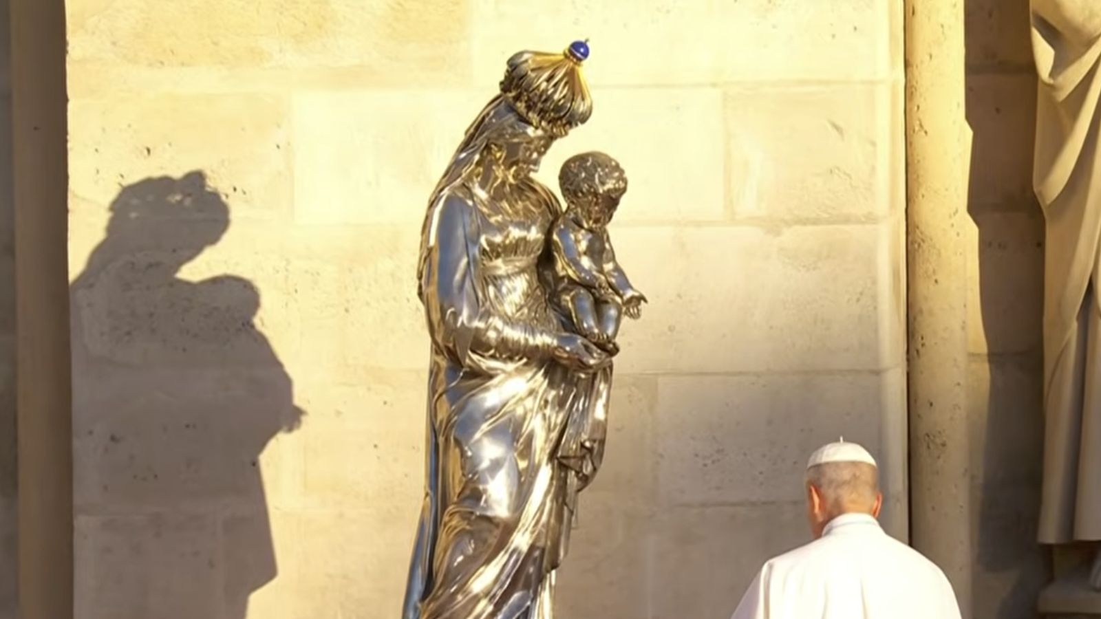 El papa reza la salve ante nuestra Señora de París